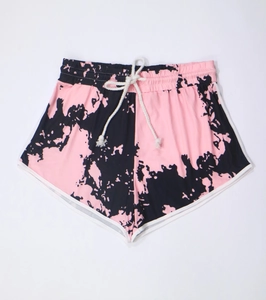 Short de sport tie-dye rose et noir avec cordon de serrage et liseré blanc