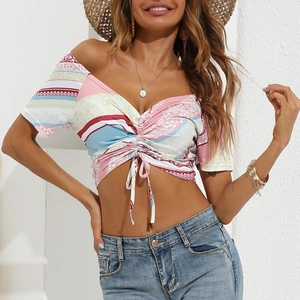 Détail du crop top imprimé bohème avec décolleté en V et cordon de serrage réglable