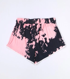 Short de sport grande taille en tie-dye rose et noir avec bordure blanche sur fond blanc