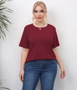 Detail of plus size wine red short sleeve T-shirt with crew neck and casual fit