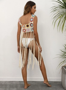 Vue détaillée du dos d'un cache-maillot au crochet fait main avec motifs colorés et franges