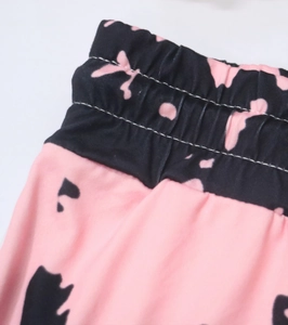 Détail de la taille élastique avec coutures renforcées sur un short décontracté tie-dye