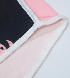 Détail de la couture du tissu tie-dye et du bord côtelé blanc sur un short de sport
