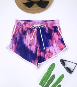 Détail du short décontracté tie-dye avec liseré blanc et taille à cordon serrage