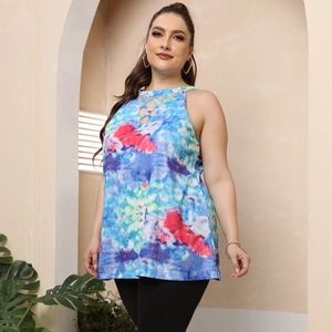 Détail de l'encolure ajourée à carreaux sur un débardeur tie-dye coloré grande taille