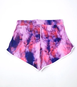 Détail du short tie-dye grande taille avec taille élastique à cordon et bordure blanche