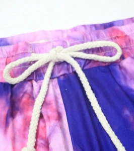 Détail du short tie-dye grande taille avec taille élastique et cordon de serrage blanc