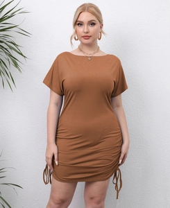 Détail de fronces latérales avec cordon sur robe moulante marron grande taille