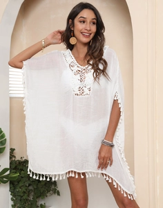 Détail de tunique de plage blanche bohème avec col V au crochet et finitions frangées