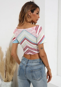 Vue arrière du crop top bohème avec imprimé floral géométrique coloré en V