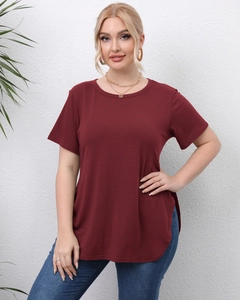 Women plus size burgundy crew neck short sleeve T-shirt with side slits and curved hem