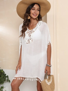 Robe de plage blanche en crochet avec ourlet à pompons et coupe ample pour les vacances