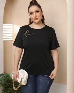 Détails de motifs de roses ajourés au laser sur un t-shirt noir grande taille