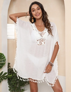 Détail du cache-maillot blanc bohème avec col en V crocheté à la main et garniture de franges