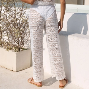 Pantaloni da spiaggia bianchi in pizzo all'uncinetto con design traforato e gamba svasata