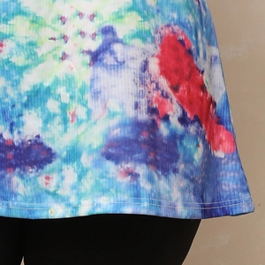 Détail de la texture côtelée et de l'imprimé tie-dye coloré sur le haut décontracté grande taille