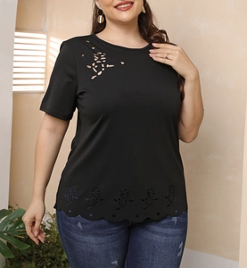 Détail de motifs de roses ajourées et d'ourlet festonné sur un t-shirt noir grande taille