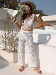 Dettaglio di un set a due pezzi in maglia bianca all'uncinetto con pizzo e stile boho
