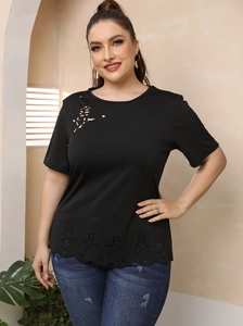 T-shirt noir grande taille à manches courtes avec découpes laser de roses et col rond