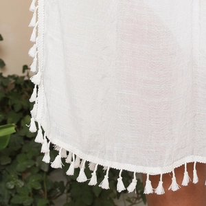 Cache-maillot de plage blanc en tissu texturé avec des détails de franges à glands