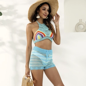Détail du haut de bikini au crochet bleu clair avec motif arc-en-ciel et maille filet