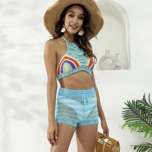 Détail du haut licou au crochet à rayures arc-en-ciel et short en tricot bleu assorti