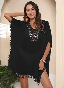 Détail de l'encolure en crochet fleuri et longues franges sur ce cache-maillot noir