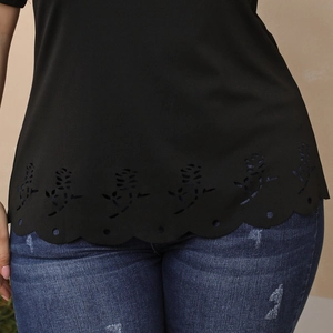 T-shirt femme grande taille noir avec ourlet ajouré rose découpé au laser et bords ondulés