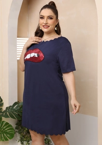 Détail de la broderie lèvres à paillettes et ourlet festonné sur robe marine grande taille