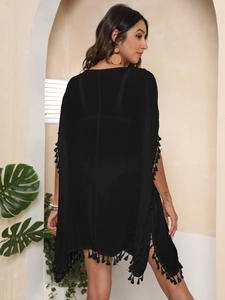Cache-maillot noir bohème avec franges et manches chauve-souris, vue de dos du mannequin