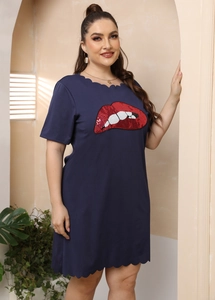 Détail du bord festonné et broderie lèvres à paillettes rouges sur robe grande taille