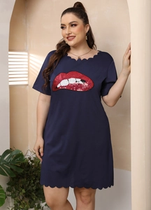 Détail de la robe bleu marine à manches courtes avec broderie lèvres et bords festonnés