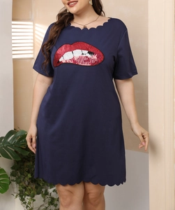 Détail de broderie lèvres à paillettes rouges et bordure ondulée sur robe bleu marine