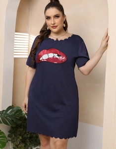 Détail de broderie lèvres en sequins rouges et ourlet festonné sur robe marine