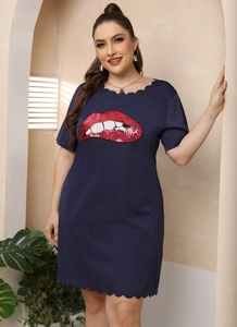 Détail de la broderie lèvres en sequins rouges et bord ondulé sur cette robe bleue