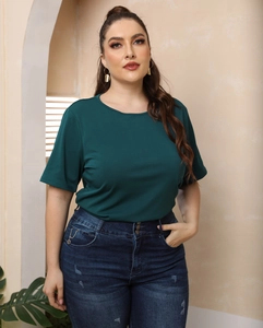 Λεπτομέρεια από σκούρο πράσινο oversized T-shirt με κοψίματα και μπλε τζιν με σκισίματα