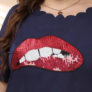 Détail de la lèvre en sequins et du col festonné sur une robe bleu marine