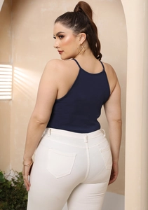 Gedetailleerd achteraanzicht van een marineblauwe halter-jumpsuit met witte broek
