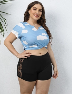 Détail latéral du short moulant noir avec empiècement en dentelle florale et crochet