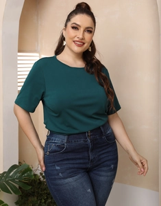 Λεπτομέρεια από σκούρο πράσινο γυναικείο T-shirt μεγάλου μεγέθους με στρογγυλή λαιμόκοψη