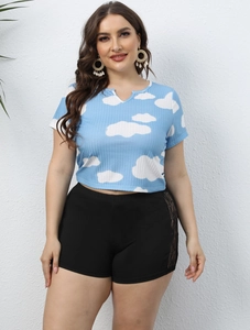 Ensemble grande taille deux pièces avec t-shirt bleu nuage et short bordé de dentelle