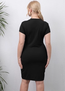 Vista posterior de un vestido ajustado de punto acanalado negro con mangas cortas y silueta