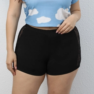 Détail du short noir sexy avec empiècement en dentelle transparente et taille élastique