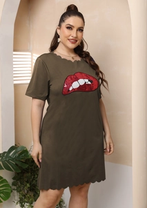 Détail de lèvres en sequins et ourlet festonné sur une robe courte olive grande taille