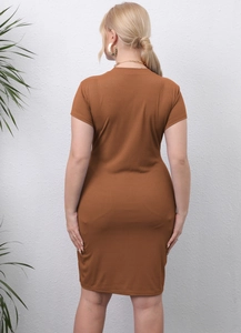 Detalle del tejido de punto acanalado ajustado en la espalda de este vestido marrón