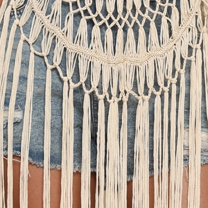 Gros plan détaillé du paréo de plage au crochet fait main avec de longues franges