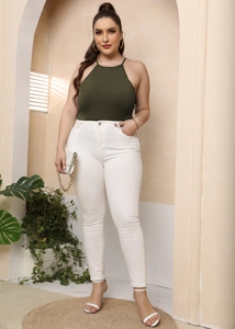 Detail van donkergroene halter bodysuit grote maat en witte slim fit broek set