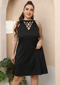 Dettaglio dello scollo con incrocio cut-out su un abito nero a trapezio curvy