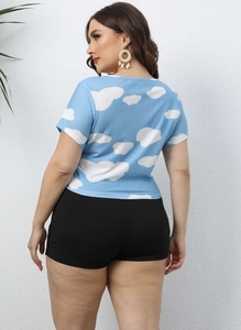 Détail d'un t-shirt bleu grande taille imprimé nuage avec short de sport noir
