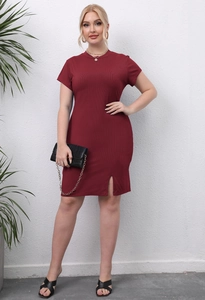 Detalle del vestido burdeos acanalado con manga corta y abertura lateral